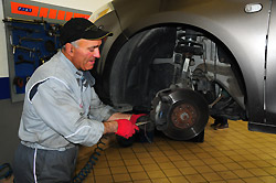 Assistenza all'impianto frenante presso l'auto officina Scarfò